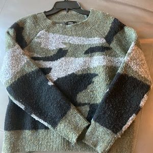 Camouflage polyester cropped sweater in green, black and grey.